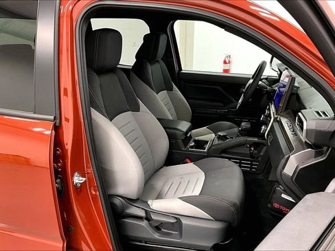 Used 2025 Toyota Tacoma TRD Sport AWD/4WD image 9