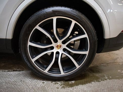 Certified 2023 Porsche Cayenne Platinum Edition image 14