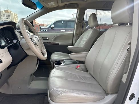Used 2013 Toyota Sienna XLE w/ Entertainment Pkg image 10