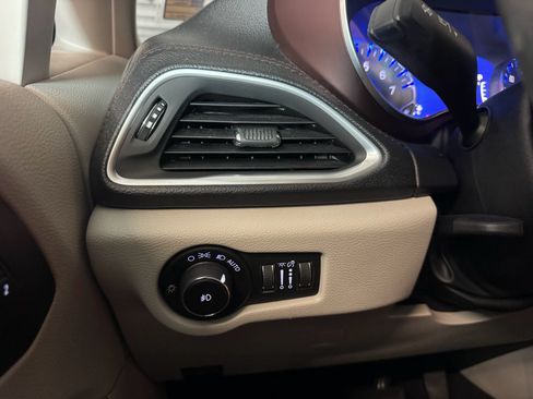 Used 2017 Chrysler Pacifica Limited FWD image 16