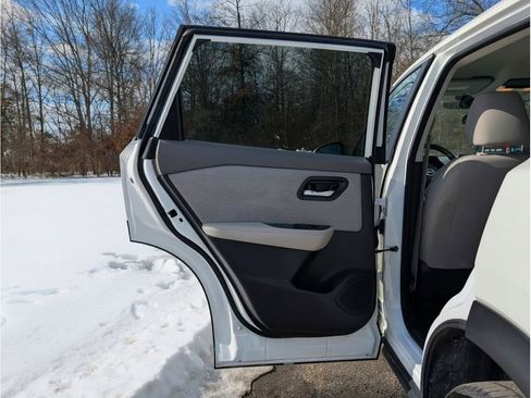 Used 2023 Nissan Rogue SV AWD/4WD image 11