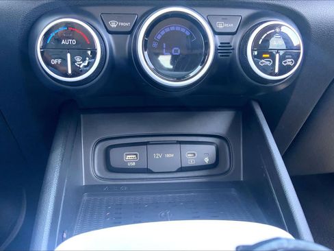 Used 2023 Hyundai Venue Limited image 34