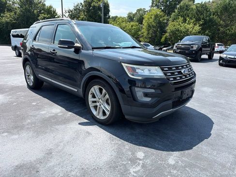 Used 2017 Ford Explorer XLT w/ Equipment Group 202A FWD image 3