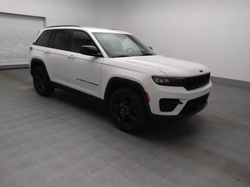 Used 2023 Jeep Grand Cherokee Altitude RWD image 11