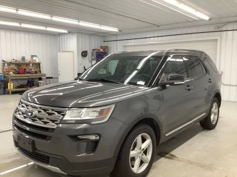 Used 2018 Ford Explorer XLT FWD image 3