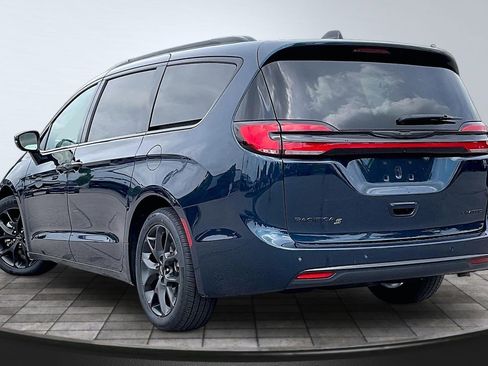 Used 2025 Chrysler Pacifica Limited FWD image 11