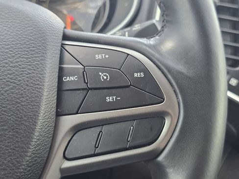Used 2019 Jeep Cherokee Latitude Plus w/ Comfort/Convenience Group FWD image 29