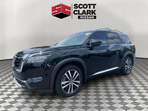 Used 2025 Nissan Pathfinder Platinum FWD image 3