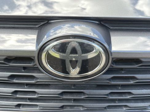 Used 2021 Toyota RAV4 LE AWD/4WD image 16
