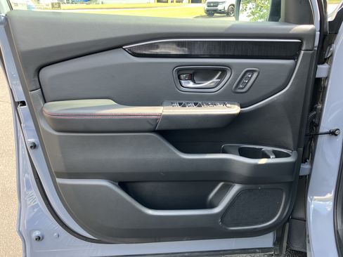 Certified 2025 Honda Pilot Black Edition image 14