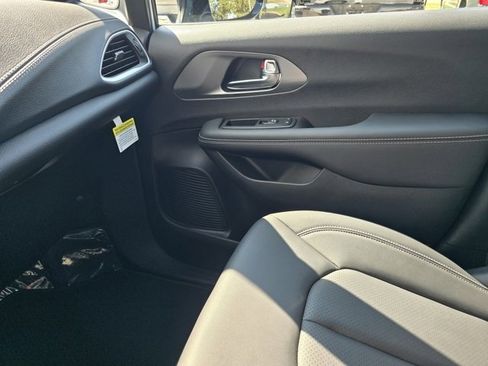 New 2026 Chrysler Pacifica Select image 15