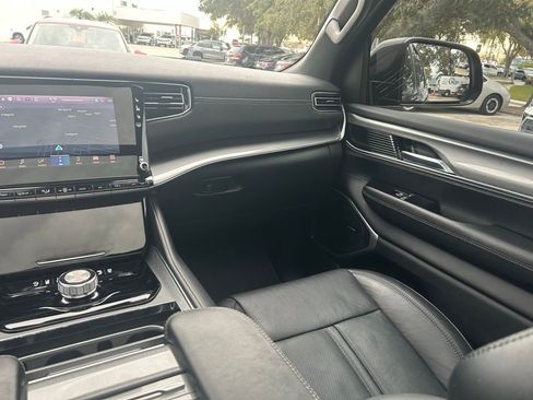 Used 2022 Jeep Wagoneer Series III image 11