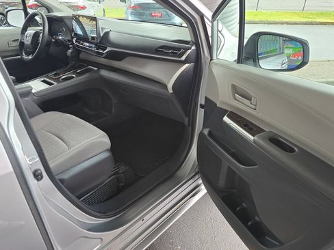 Used 2024 Toyota Sienna LE AWD/4WD image 12