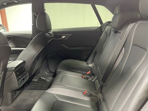 Used 2025 Audi Q8 Premium image 25