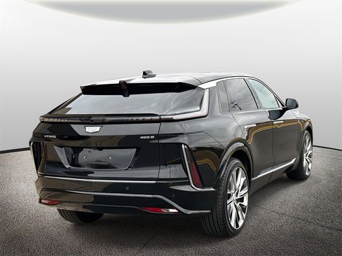 Used 2025 Cadillac Lyriq Luxury w/ LPO, Floor Liner Package image 2