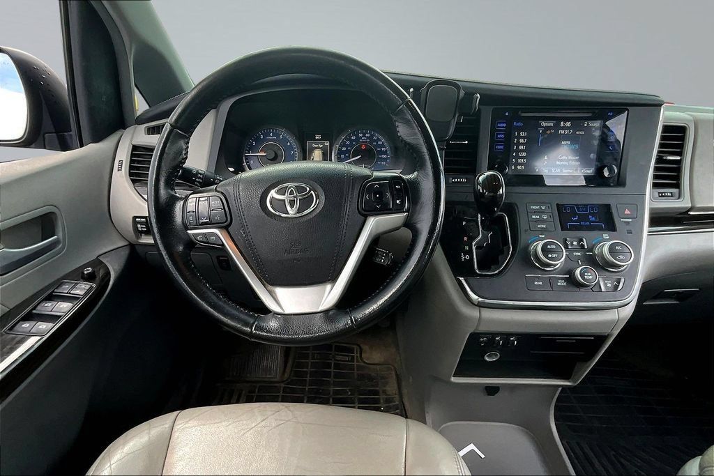 Used 2015 Toyota Sienna XLE FWD image 8