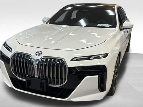 Used 2025 BMW 740i xDrive AWD/4WD image 3