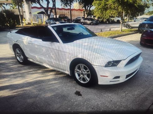 Used 2013 Ford Mustang Convertible image 3