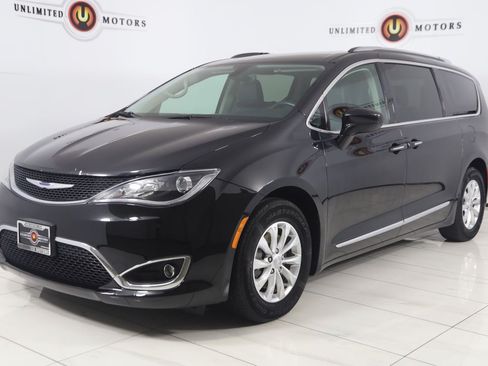 Used 2018 Chrysler Pacifica Touring-L FWD image 5