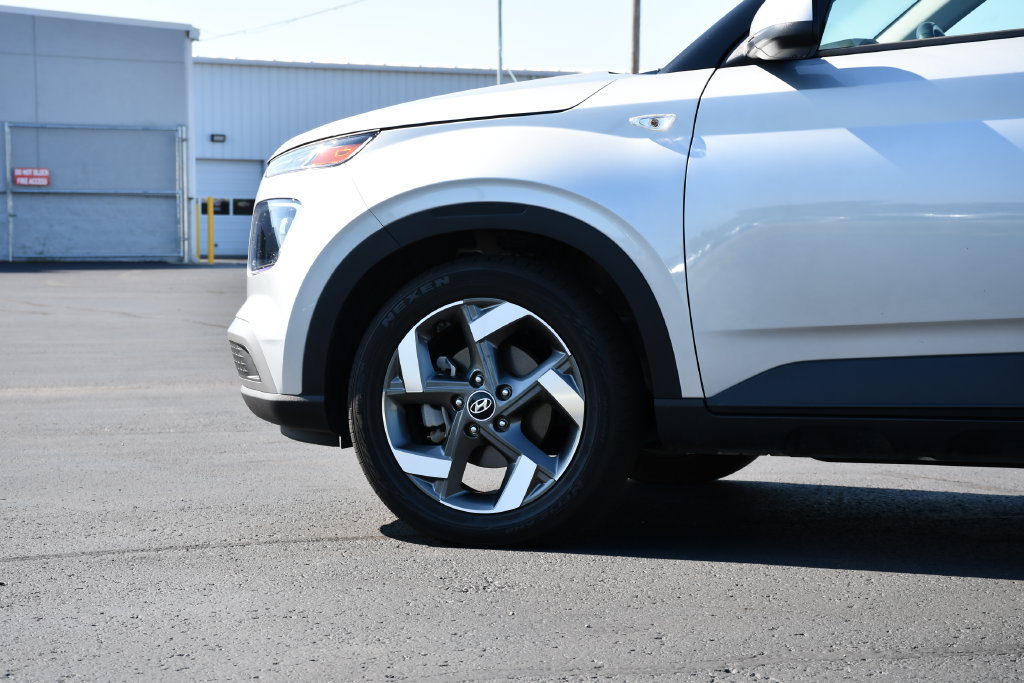 Used 2022 Hyundai Venue SEL FWD image 12