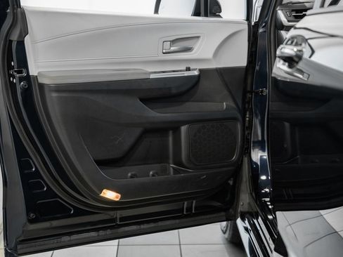 Used 2025 Toyota Sienna XLE FWD image 40
