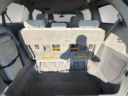 Used 2011 Toyota Sienna LE w/ Towing Pkg FWD image 18