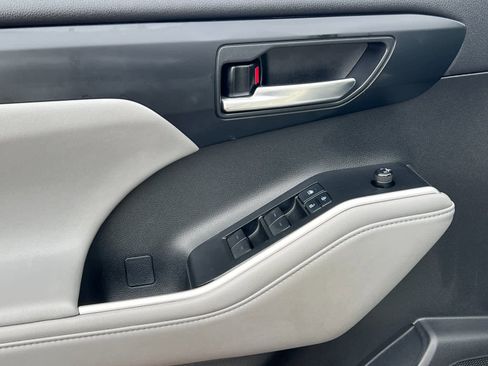 Used 2022 Toyota Highlander XLE image 12