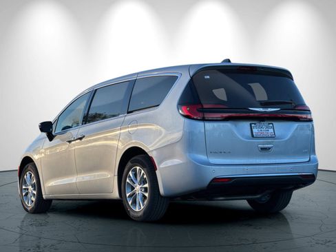 New 2026 Chrysler Pacifica Select image 6