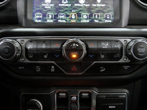 Used 2018 Jeep Wrangler Unlimited Sahara image 20