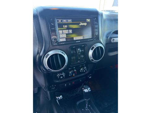 Used 2014 Jeep Wrangler Unlimited Sahara w/ Connectivity Group AWD/4WD image 17