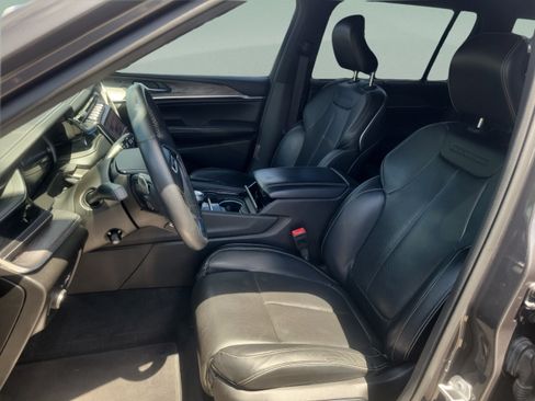 Used 2022 Jeep Grand Cherokee L Overland w/ Luxury Tech Group IV AWD/4WD image 17