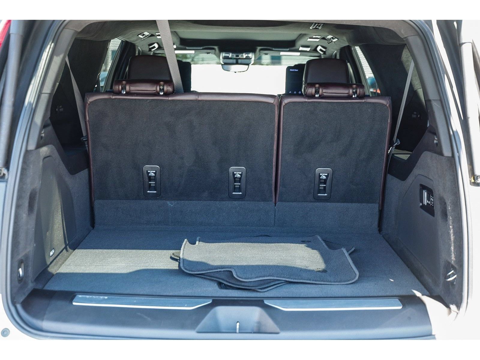 Used 2023 Cadillac Escalade ESV V w/ Heavy-Duty Trailer Package AWD/4WD image 29