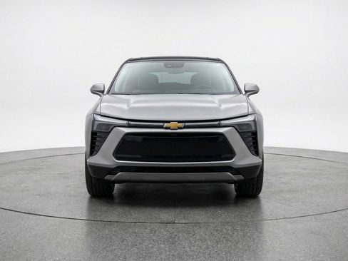 Used 2025 Chevrolet Blazer LT FWD image 2