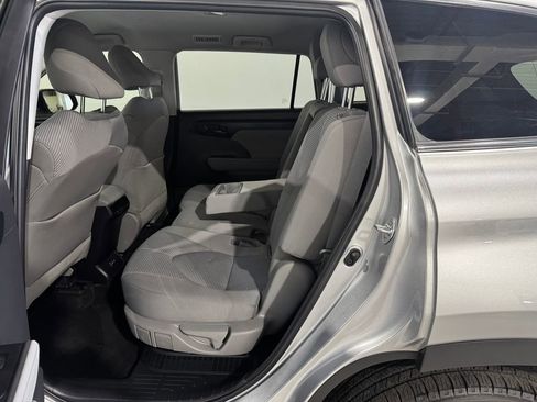 Used 2023 Toyota Highlander LE AWD/4WD image 19