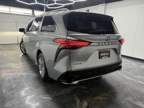 Used 2023 Toyota Sienna XSE AWD/4WD image 7