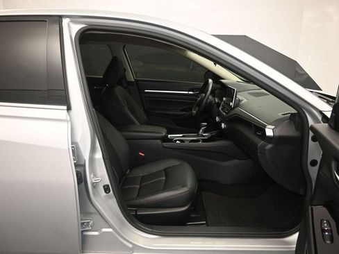 Used 2024 Nissan Altima 2.5 SR FWD image 26