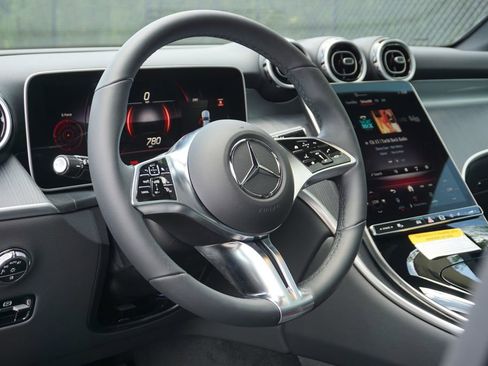 Used 2025 Mercedes-Benz GLC 300 4MATIC image 24