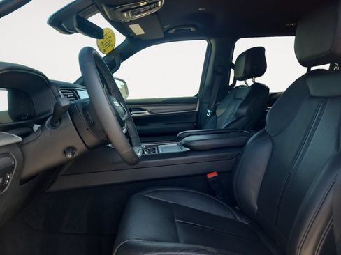 Used 2024 Jeep Wagoneer Series II w/ Flexible Seating Group RWD image 9