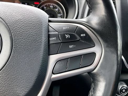Used 2020 Jeep Cherokee Latitude Plus w/ Cold Weather Group AWD/4WD image 12