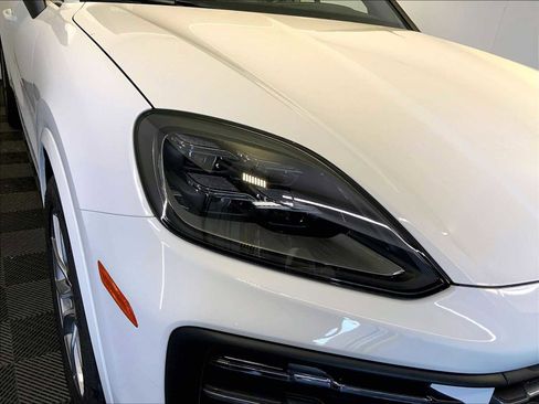 Certified 2026 Porsche Cayenne AWD/4WD image 12