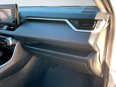 Used 2019 Toyota RAV4 LE image 17