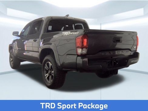 Used 2017 Toyota Tacoma TRD Sport w/ Tow Package RWD image 4
