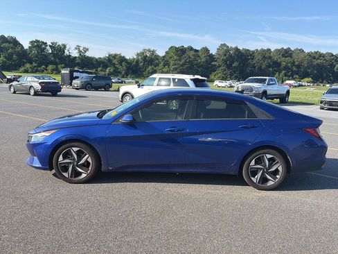 Used 2023 Hyundai Elantra SEL w/ Convenience Package FWD image 2