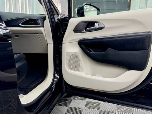 Used 2017 Chrysler Pacifica Limited w/ Advanced Safetytec Group image 7