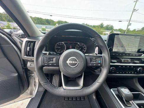 Used 2025 Nissan Pathfinder SL AWD/4WD image 14