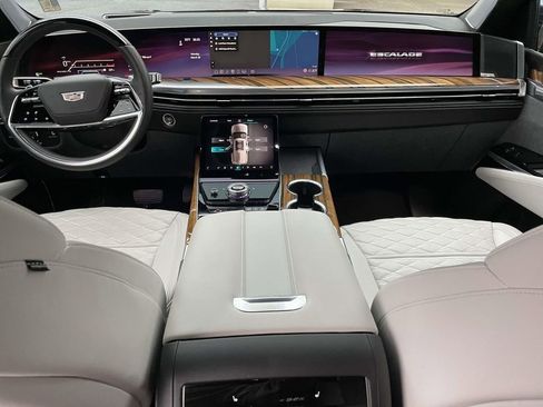 Certified 2025 Cadillac Escalade ESV Sport Platinum image 17
