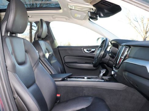 Used 2018 Volvo XC60 T6 Momentum w/ Convenience Package image 18