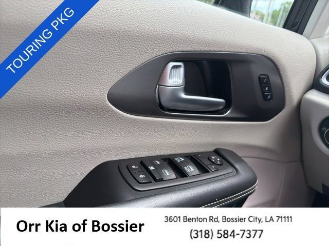 Used 2024 Chrysler Pacifica Touring-L FWD image 32