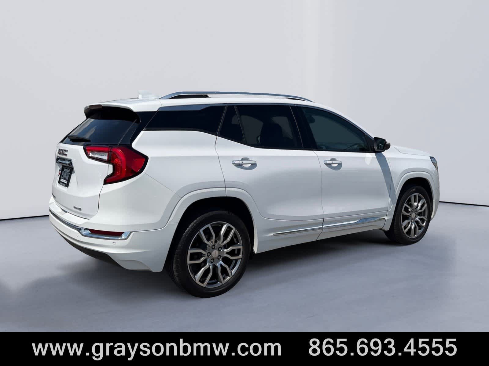 Used 2023 GMC Terrain Denali w/ Denali Premium Package AWD/4WD image 3