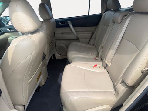 Used 2013 Toyota Highlander SE FWD image 9